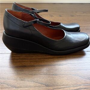 BCBGMaxAzria Women’s Black Square-Toe Velcro Strap Wedge Heel Size 7.5